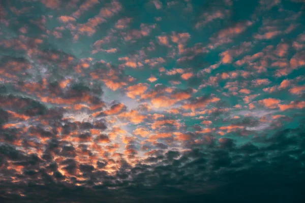 中层云彩 清晨天空中的Altocumulus — 图库照片
