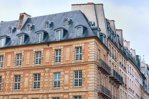 Typisk Bostads Arkitektur Paris Utsikt Över Huset Med Vindar Och — Stockfoto