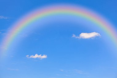 Yaz gökyüzünde gökkuşağı. Gökyüzündeki doğa olayı.