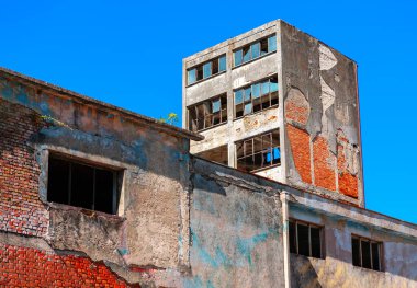 Yıkılmış ve terk edilmiş bir bina. Yıkılmış mimari 