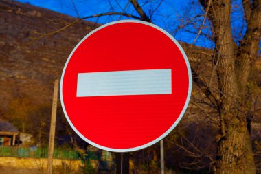 Araç trafiğine giriş yok. Tipik yuvarlak yol işareti 