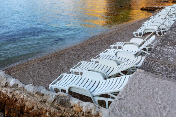 Espreguiçadeiras Praia Seixos Conceito Férias Verão Cadeiras Praia Beira Mar — Fotografia de Stock