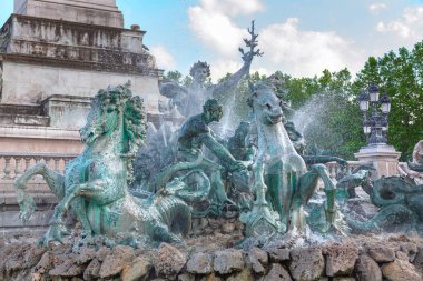 Bordeaux Fransa 'daki Girondins Anıtı. Quinconces Meydanı Çeşmesi. Bronzdan yapılmış at heykelleri