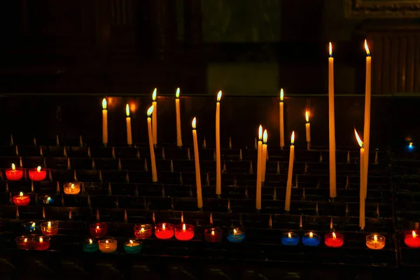 Karanlık Odada Yanan Mumlar Kilisenin Içinde Dua Etmek Için Mumları — Stok fotoğraf