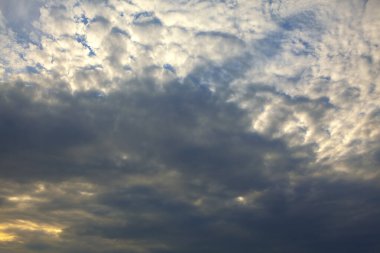 Alçak tabanlı bulutlar tüm gökyüzünü kaplıyor.