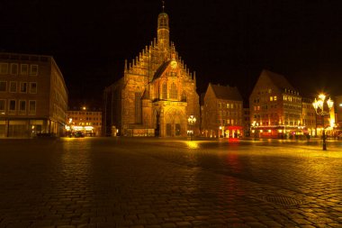 Nuremberg Hauptmarkt gece aydınlandı. Frauenkirche Gotik Katolik Kilisesi Nuremberg Bavyera 