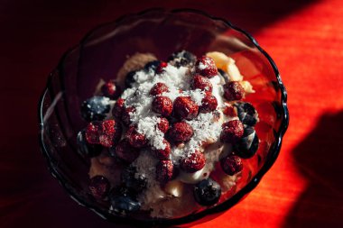 Hindistan cevizli kahve taneleri. Tabakta lezzetli bir kahvaltı.