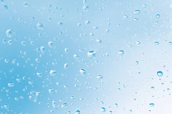 Πέφτει Στο Μπλε Φόντο Διαφανής Επιφάνεια Σταγόνες Βροχής — Φωτογραφία Αρχείου