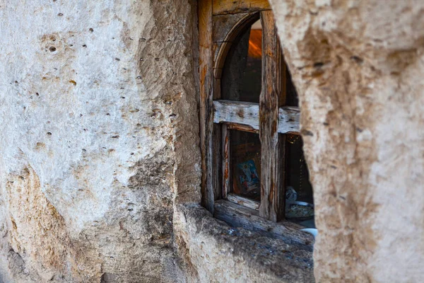 古老的修道院窗户 旧木窗和石墙 — 图库照片