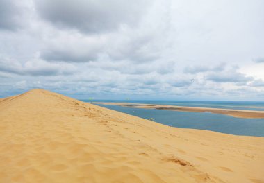 Sahilde paraşütle atlıyor. Pilat ve Atlantik Sahili Kumulu 