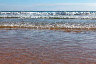 Köpüklü okyanus dalgaları. Atlantik Okyanusu sörfü 