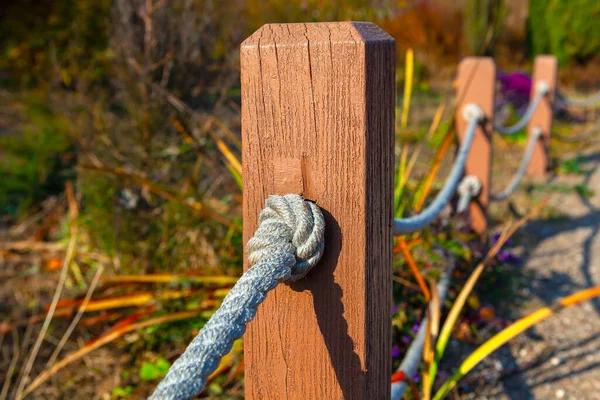 Zaun Mit Seil Und Holzsäulen — Stockfoto