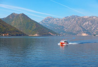 Gölde tekne gezintisi. Su ve dağlar körfezi 