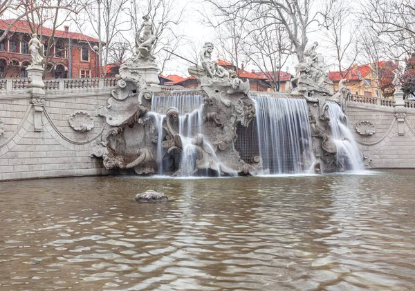 Verbazingwekkend Uitziende Fontein Met Beelden Waterval Fontana Dei Mesi Turijn — Stockfoto