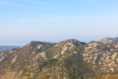 Yazın dağ zirveleri. Dağlık bir manzara 