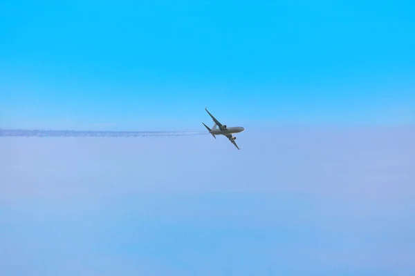 Vliegtuig Vliegzicht Vanaf Het Andere Vliegtuig Vliegtuigen Aan Blauwe Hemel — Stockfoto