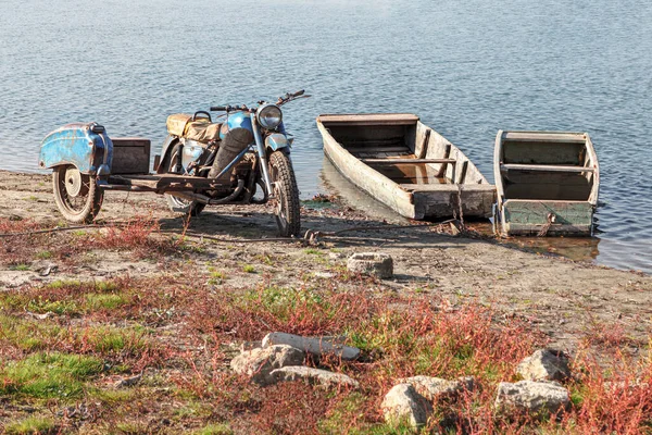 Starý Motocykl Rybářské Lodě Pobřeží — Stock fotografie