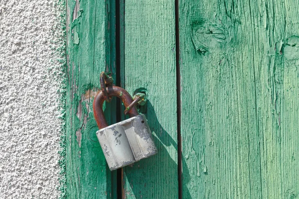 Ahşap Kapıda Asma Kilit Asılı Tahtalardan Yapılmış Kapalı Bir Kapı — Stok fotoğraf