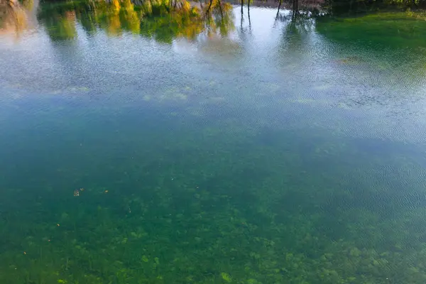 Transparente Flusswasseroberfläche Steine Auf Dem Grund Des Flusses — Stockfoto