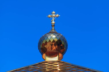 Altın haç ve kubbe. Gökyüzüne karşı kilise kubbesi 