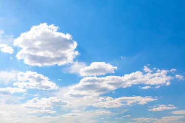 Beyaz bulutlu mavi gökyüzü. Yaz günü cenneti 