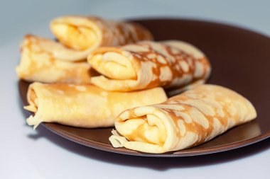 Tabakta ev yapımı krep. Lezzetli kahvaltı. 