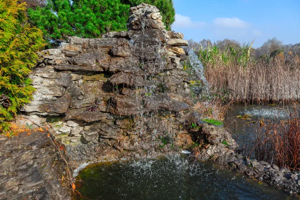 Kaskádová Fontána Tekoucí Vodou Přes Kameny — Stock fotografie