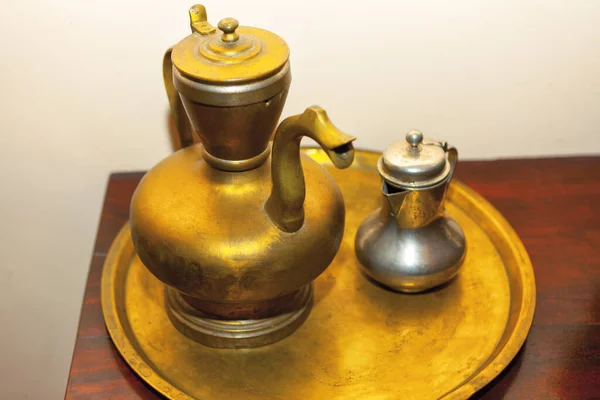 Starożytne Naczynie Gotowania Wody Złoty Czajnik — Zdjęcie stockowe