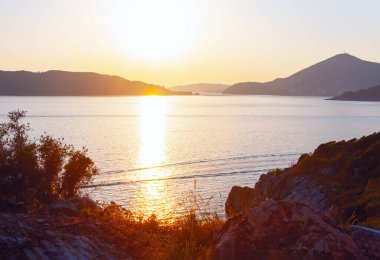 Deniz ve adalar üzerinde gün batımı