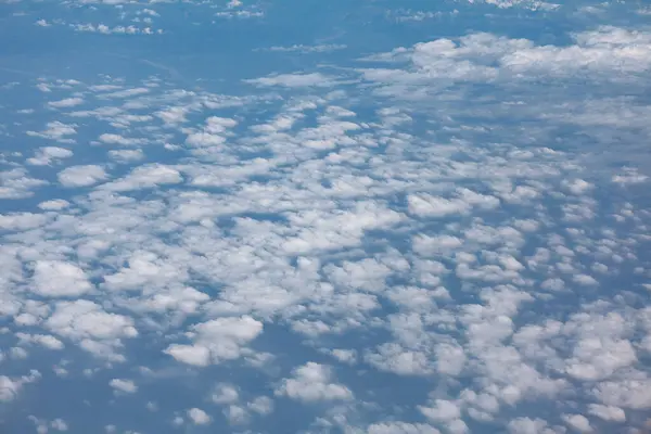 Acima Das Nuvens Janela Avião Paisagem Nebulosa Estratosfera — Fotografia de Stock