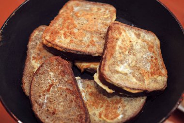 Yumurta hamurunda kızarmış ekmek. Fransız tostu pişiriyorum.