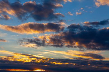 Bulutlu karanlık. Akşamın harika manzarası 