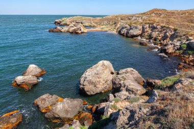 Rocky sahil gölü. Sahildeki büyük kayalar. Tropik deniz manzarası 