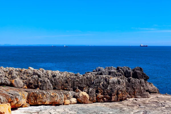 Wybrzeże Oceanu Indyjskiego Duże Kamienie Błękitna Woda — Zdjęcie stockowe