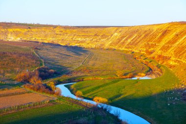 Nehir vadisi tepelerle çevrili. Idyllic nehir manzarası