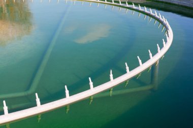 Çeşme sistemi boruları suyun içinde.