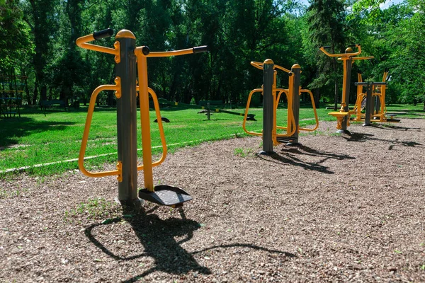 Fitnesz Felszerelés Parkban Egészséges Életmód Koncepció Játszótér Városi Parkban — Stock Fotó