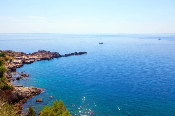 Calm Sea Rocky Beach Blue Lagoon Turquoise Water Imágenes de stock libres de derechos