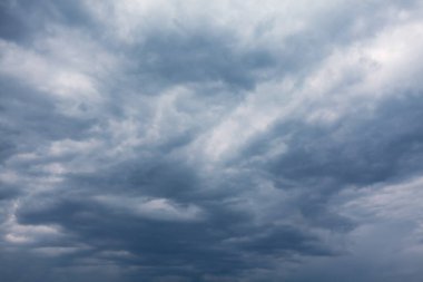 Mavi tonlu bulutlar. Sabah bulanıklığı arkaplanı