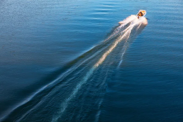 Boot Spoor Aan Het Water Oppervlak Moving Motorboot — Stockfoto