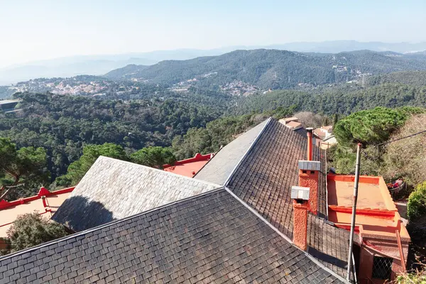Residential House Mountains View Aerial View Tiled Rooftops Mountain Countryside — Foto de Stock