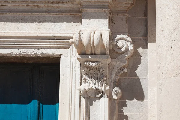 Лепнина Стиле Барокко Камень Церковной Двери Украшен — стоковое фото