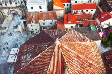 Eski şehir çatıları hava manzaralı. Hırvatistan 'ı şehir merkezine böl 