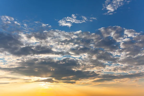 Akşam gökyüzünde bulutlarda gün batımı. Muhteşem cennet manzarası. 