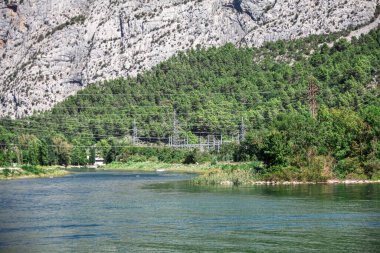Omis Hırvatistan Nehri Cetina Sahnesi. Hidroelektrik santrali. Yeşil nehir ve dağ