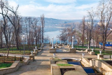 Çarpıcı bir park ve inanılmaz bir mimari. Chisinau Valea Morilor Parkı, Scara Cascadelor Merdiveni
