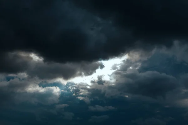 Svarta Moln Med Ljusstråle Mörk Molnlandskap Himmel — Stockfoto
