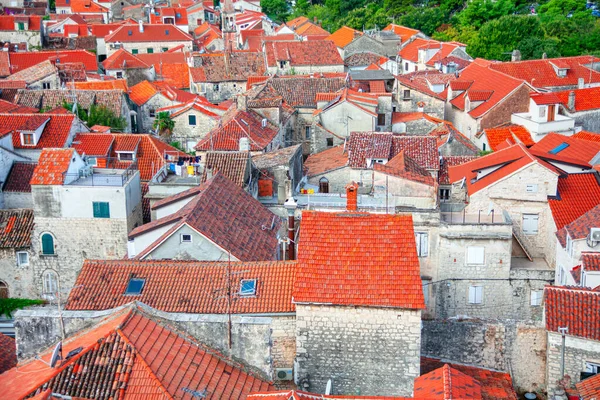 Kırmızı kiremitli çatılar. Eski kasabanın çatıları. Trogir Hırvatistan 