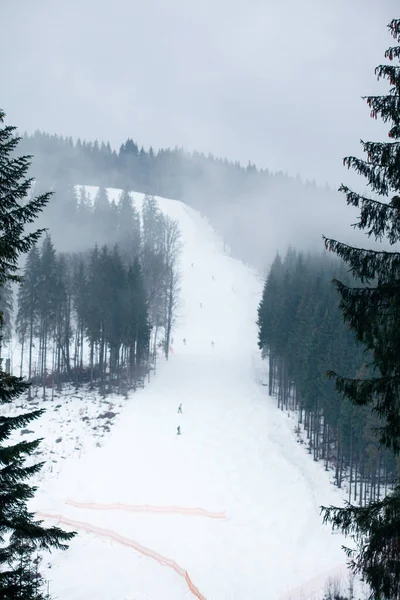 Pista Esquí Niebla Sobre Colina Deportes Invierno Las Montañas —  Fotos de Stock