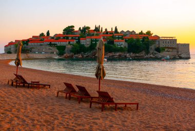 Karadağ 'daki Sveti Stefan Plajı. Adadaki lüks tatil köyü. 
